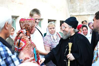 Схиархимандрит Власий (Перегонцев) с прихожанами